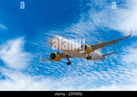 Vueling Airbus A320 mit Rädern unten nähert sich der Start- und Landebahn des Flughafens Landung am Flughafen Gran Canaria Stockfoto