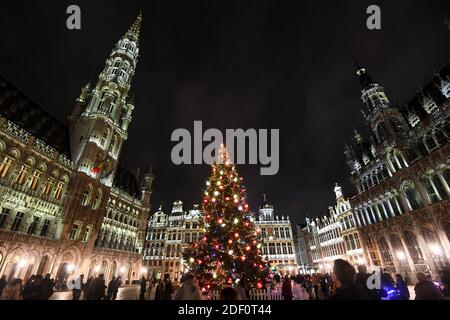 Brüssel, Belgien. Dezember 2020. Brüssel , 02/12/2020 Beleuchtung des Weihnachtsbaums auf dem Grand Place - Grote Markt in Brüssel. Pix : Credit : Frederic Sierakowski / Isopix Credit: Alfa Images/Alamy Live News Stockfoto