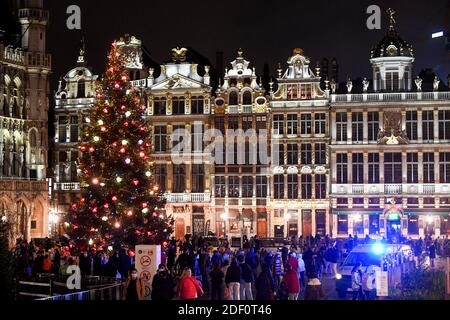 Brüssel, Belgien. Dezember 2020. Brüssel , 02/12/2020 Beleuchtung des Weihnachtsbaums auf dem Grand Place - Grote Markt in Brüssel. Pix : Credit : Frederic Sierakowski / Isopix Credit: Alfa Images/Alamy Live News Stockfoto