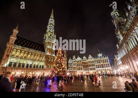 Brüssel, Belgien. Dezember 2020. Brüssel , 02/12/2020 Beleuchtung des Weihnachtsbaums auf dem Grand Place - Grote Markt in Brüssel. Pix : Credit : Frederic Sierakowski / Isopix Credit: Alfa Images/Alamy Live News Stockfoto