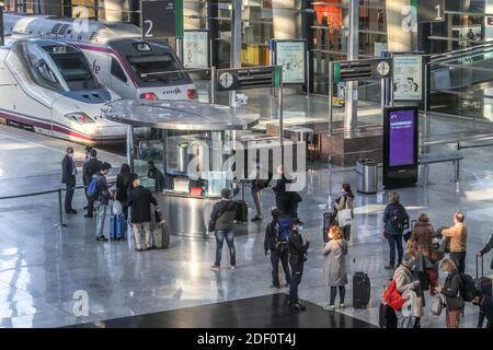 2. Dezember 2020: 2. Dezember 2020 (Malaga) die Policia Nacional kontrolliert den Zugang am Bahnhof Ave de Malaga. Die Polizei fragt jeden Reisenden Nachweis und Reisegenehmigungen als Kontrollmaßnahme im Zustand der nationalen Alarm wegen der Covid 19 Coronavirus Kredit: Lorenzo Carnero/ZUMA Wire/Alamy Live News Stockfoto