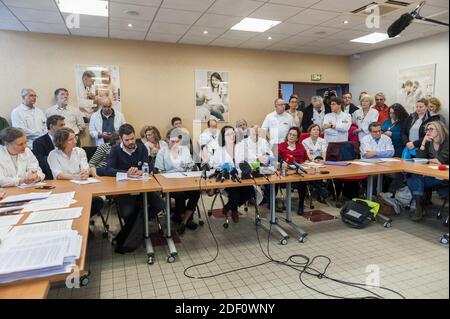 Mitglieder des "CIH - Collectif Inter Hopitaux" (Kollektiv Interkliniken) nehmen an einer Pressekonferenz Teil, um den kollektiven Rücktritt von medizinischen Managern in ganz Frankreich bekannt zu geben.Medizinische Fakultät Paris 6 LA PITIÉ SALPETRIERE Hospital january14, 2020. Foto von Magali Cohen/ABACAPRESS.COM Stockfoto