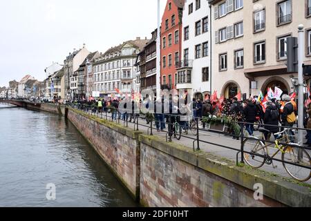 Demonstranten marschieren am 14. Januar 2020 im ostfranzösischen Straßburg im Rahmen eines landesweiten, sektorübergreifenden Streiks gegen die Rentenreform der französischen Regierung. Ein Verkehrsstreik zog sich in seinen 42. Tag am 15. Januar hinein, an dem sowohl die französische Regierung als auch die Hardlinegewerkschaften die Rentenreformen durchforsten, die die Pattsituation auslösten. Foto von Nicolas Roses/ABACAPRESS.COM Stockfoto