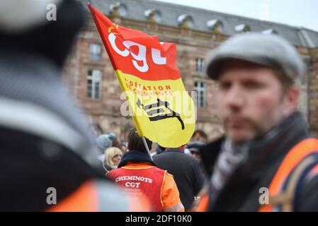 Demonstranten marschieren am 14. Januar 2020 im ostfranzösischen Straßburg im Rahmen eines landesweiten, sektorübergreifenden Streiks gegen die Rentenreform der französischen Regierung. Ein Verkehrsstreik zog sich in seinen 42. Tag am 15. Januar hinein, an dem sowohl die französische Regierung als auch die Hardlinegewerkschaften die Rentenreformen durchforsten, die die Pattsituation auslösten. Foto von Nicolas Roses/ABACAPRESS.COM Stockfoto