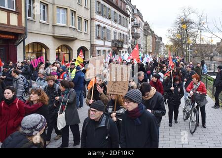 Demonstranten marschieren am 14. Januar 2020 im ostfranzösischen Straßburg im Rahmen eines landesweiten, sektorübergreifenden Streiks gegen die Rentenreform der französischen Regierung. Ein Verkehrsstreik zog sich in seinen 42. Tag am 15. Januar hinein, an dem sowohl die französische Regierung als auch die Hardlinegewerkschaften die Rentenreformen durchforsten, die die Pattsituation auslösten. Foto von Nicolas Roses/ABACAPRESS.COM Stockfoto