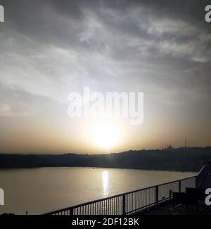 Sonnenuntergang in Istanbul. Istanbul Silhouette. Das Foto wurde von der Bosporus-Brücke aufgenommen. Stockfoto