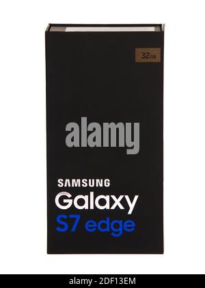 BUKAREST, RUMÄNIEN - 25. NOVEMBER 2016. Gold Samsung Galaxy S7 Edge 32 GB Smartphone in Black Box Stockfoto