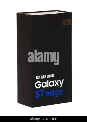 BUKAREST, RUMÄNIEN - 25. NOVEMBER 2016. Gold Samsung Galaxy S7 Edge 32 GB Smartphone in Black Box Stockfoto