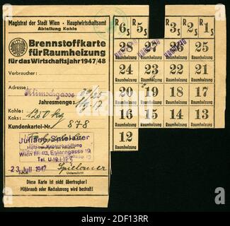 Europa, Österreich, Wien, Zeit nach dem 2. Weltkrieg, Brennstoffkarte für Raumheizung für das Wirtschaftsjahr 1947 - 48 , Größe : 16,5 cm x 15 cm , Rechte werden nicht vertreten / Europa, Österreich, Wien, Zeit nach dem Zweiten Weltkrieg , Rationskarte für fossile Brennstoffe für Raumheizung in den Jahren 1947 - 1948 , Größe : 16,5 cm x 15 cm, es gibt keine Rechte. Stockfoto