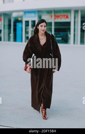 Im Stil der Straße, Bettina Looney Ankunft in Jacquemus Herbst-Winter 2020-2021 Show, in La Defense Arena, Paris, Frankreich, am 18. Januar 2020 statt. Foto von Marie-Paola Bertrand-Hillion/ABACAPRESS.COM Stockfoto