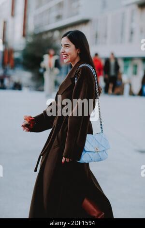 Im Stil der Straße, Bettina Looney Ankunft in Jacquemus Herbst-Winter 2020-2021 Show, in La Defense Arena, Paris, Frankreich, am 18. Januar 2020 statt. Foto von Marie-Paola Bertrand-Hillion/ABACAPRESS.COM Stockfoto