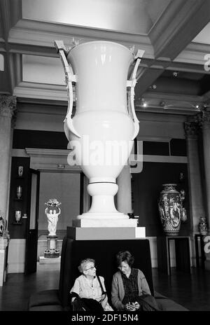 AJAXNETPHOTO. 2015. SEVRES, FRANKREICH. - FRANZÖSISCHE POT-AUSSTELLUNG - RIESIGE PORZELLANKANNE IM MUSEUM NATIONALE DE CERAMIQUES.FOTO:JONATHAN EASTLAND/AJAX REF:CD1541 9 Stockfoto