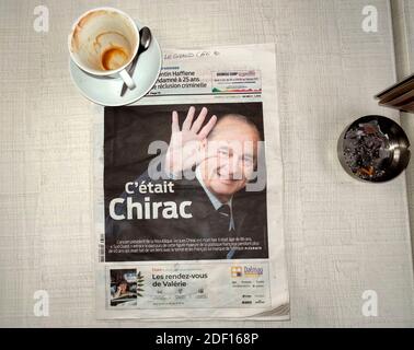 AJAXNETPHOTO. SEPTEMBER 2019. PAU, FRANKREICH. - TITELSEITE NACHRICHTEN - EIN FOTO DES LÄCHELNS UND WINKENS EINMAL DER FRANZÖSISCHE PRÄSIDENT JACQUES RENE CHIRAC ZIERT DIE TITELSEITE EINER FRANZÖSISCHEN SÜDWESTZEITUNG PROVINICIAL, DIE NACH SEINEM TOD AM 26/09/2019 IM ALTER VON 86 JAHREN IN EINEM CAFÉ ZU SEHEN WAR. FOTO: JONATHAN EASTLAND/AJAXREF:GR191510 9681 Stockfoto