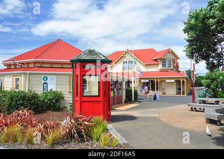 Tourist-Information und Buchung aufbauend auf Vorland, Paihia, Bay of Islands, Region Northland, Nordinsel, Neuseeland Stockfoto