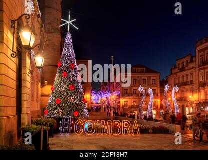 Coimbra, Portugal - 1. Dezember 2020: Weihnachtsbeleuchtung in Coimbra, Portugal, mit einem Weihnachtsbaum vor dem Rathaus. Stockfoto