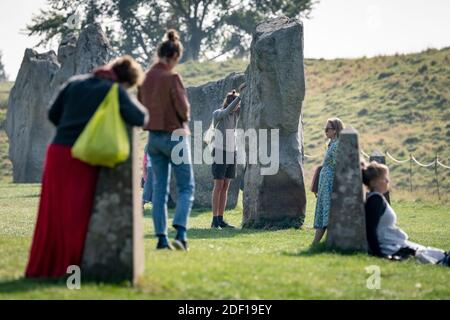 Herbst-Tagundnachtgleiche am Avebury Stone Circle. Heidnische Anhänger versammeln sich, um die neolithischen Steine von Avebury zu berühren, zu meditieren und zu singen. Wiltshire, Großbritannien Stockfoto