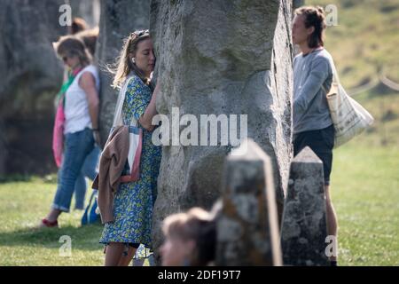 Herbst-Tagundnachtgleiche am Avebury Stone Circle. Heidnische Anhänger versammeln sich, um die neolithischen Steine von Avebury zu berühren, zu meditieren und zu singen. Wiltshire, Großbritannien Stockfoto