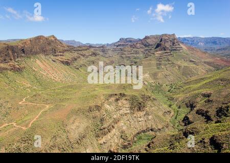 Herrliche Aussicht auf die Schlucht Degollada de las Yeguas auf den Kanarischen Inseln. Herrliche grüne und braune Landschaft auf Gran Canaria, Spanien. Wüstenkonzept Stockfoto