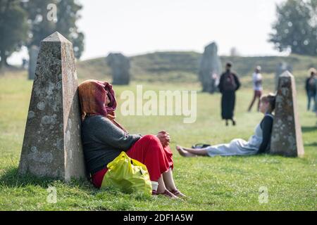 Herbst-Tagundnachtgleiche am Avebury Stone Circle. Heidnische Anhänger versammeln sich, um die neolithischen Steine von Avebury zu berühren, zu meditieren und zu singen. Wiltshire, Großbritannien Stockfoto