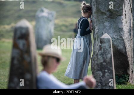 Herbst-Tagundnachtgleiche am Avebury Stone Circle. Heidnische Anhänger versammeln sich, um die neolithischen Steine von Avebury zu berühren, zu meditieren und zu singen. Wiltshire, Großbritannien Stockfoto