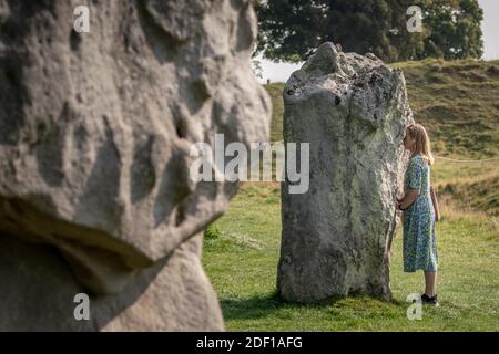 Herbst-Tagundnachtgleiche am Avebury Stone Circle. Heidnische Anhänger versammeln sich, um die neolithischen Steine von Avebury zu berühren, zu meditieren und zu singen. Wiltshire, Großbritannien Stockfoto