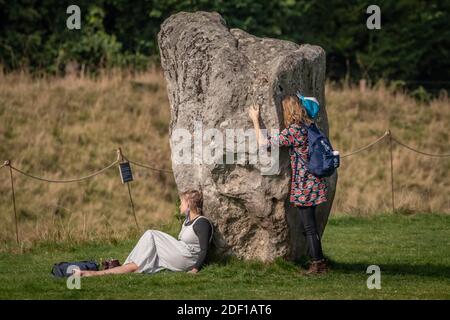 Herbst-Tagundnachtgleiche am Avebury Stone Circle. Heidnische Anhänger versammeln sich, um die neolithischen Steine von Avebury zu berühren, zu meditieren und zu singen. Wiltshire, Großbritannien Stockfoto