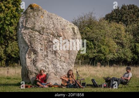 Herbst-Tagundnachtgleiche am Avebury Stone Circle. Heidnische Anhänger versammeln sich, um die neolithischen Steine von Avebury zu berühren, zu meditieren und zu singen. Wiltshire, Großbritannien Stockfoto