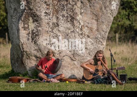 Herbst-Tagundnachtgleiche am Avebury Stone Circle. Heidnische Anhänger versammeln sich, um die neolithischen Steine von Avebury zu berühren, zu meditieren und zu singen. Wiltshire, Großbritannien Stockfoto