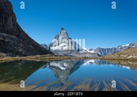 Manchmal auch als Berg der Berge bezeichnet, ist das Matterhorn zu einem Wahrzeichen der Alpen im Allgemeinen geworden. Stockfoto