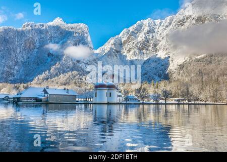 St. Bartholomäus, der heilige der Alpbauern, ist eine römisch-katholische Wallfahrtskirche im Berchtesgadener Land in Bayern. Stockfoto