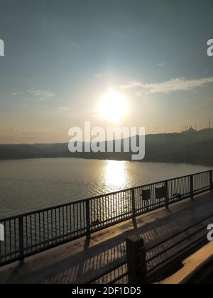 Sonnenuntergang in Istanbul. Istanbul Silhouette. Das Foto wurde von der Bosporus-Brücke aufgenommen. Stockfoto