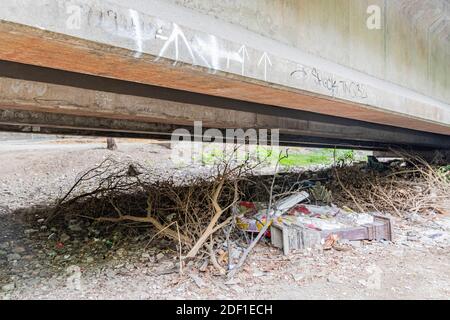 Unansehnlich heruntergekommenes, armes, schmutziges Altstadtviertel in der Metropole Bangkok in Thailand. Stockfoto