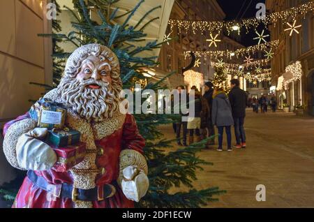 Graz, Österreich - 30. November 2019: Weihnachtsmann und schöne Weihnachtsdekoration bei Nacht in der Innenstadt. Shopping-Rush während der Ferien Konzept, Stockfoto