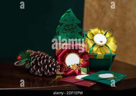 Weihnachtsgeschenkschachteln mit Dekorationen an der Rezeption in einem Schönheitssalon, Geschäft oder Büro. Weihnachten gratuliert Geschäftskonzept. Nahaufnahme ph Stockfoto