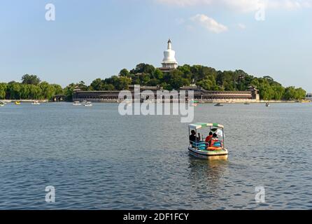 Blick über den See auf die weiße Dagoba im Beihai Park, im Zentrum von Peking, China Stockfoto