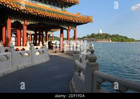 Blick über den See auf die weiße Dagoba im Beihai Park, im Zentrum von Peking, China Stockfoto