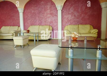 Eine wunderschöne Aufnahme von weißen Sofas und Glastischen Ein Loungebereich Stockfoto