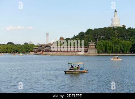 Blick über den See auf die weiße Dagoba im Beihai Park, im Zentrum von Peking, China Stockfoto