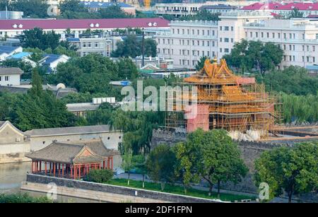 Der nordöstliche Eckturm der Verbotenen Stadt wird restauriert. Peking, China Stockfoto