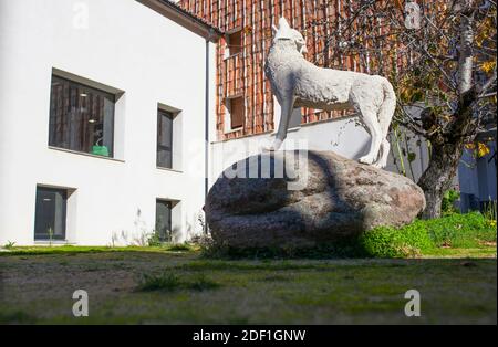 La Garganta, Spanien - 21. November 2020: Besucherzentrum des iberischen Wolfes, Dorf La Garganta. Valle del Ambroz, Caceres, Extremadura, Spanien Stockfoto