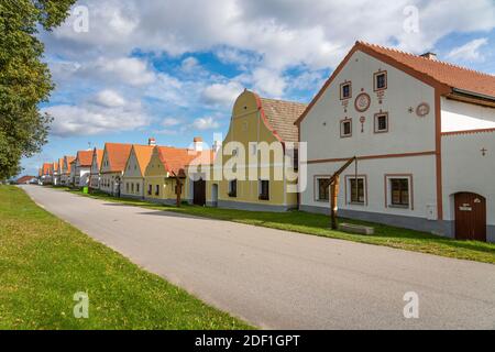 Historische Häuser in Holasovice Historical Village Reservation. Sie repräsentieren ländlichen Barockstil, UNESCO, Holasovice, Südböhmische Region, Tschechische Republik Stockfoto