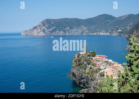 Vernazza Dorf an einem sonnigen Sommertag von weit weg, Cinque Terre Stockfoto