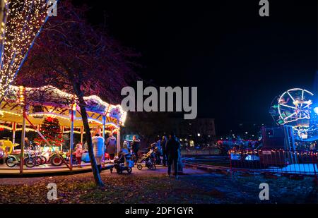 Graz, Österreich - 22. November 2019: Jahrgangskarussell und schöne Weihnachtsdekorationen bei Nacht, im Stadtzentrum von Graz, Steiermark, Österreich Stockfoto