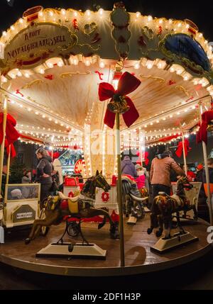 Graz, Österreich - 22. November 2019: Jahrgangskarussell auf dem Weihnachtsmarkt am Hauptplatz Stockfoto