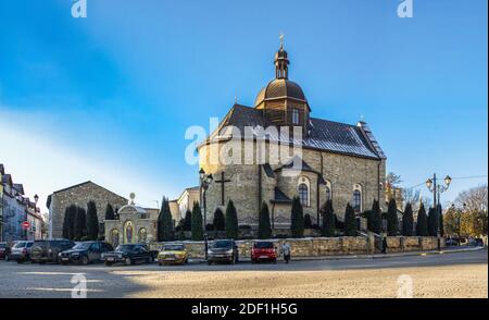 Kamianets-Podilskyi, Ukraine 01.07.2020. Dreifaltigkeitskirche in Kamianets-Podilskyi historischen Zentrum an einem sonnigen weihnachts-Wintermorgen Stockfoto