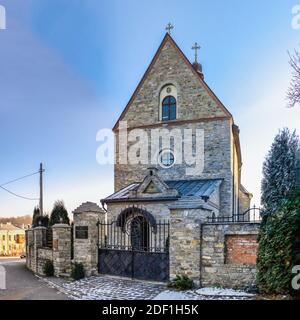 Kamianets-Podilskyi, Ukraine 01.07.2020. Griechisch-katholische Kirche im historischen Zentrum von Kamianets-Podilskyi an einem sonnigen Wintermorgen Stockfoto