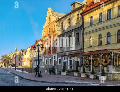 Kamianets-Podilskyi, Ukraine 01.07.2020. Historische Gebäude auf der alten Straße von Kamianets-Podilskyi Altstadt an einem sonnigen Wintermorgen Stockfoto