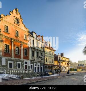 Kamianets-Podilskyi, Ukraine 01.07.2020. Historische Gebäude auf der alten Straße von Kamianets-Podilskyi Altstadt an einem sonnigen Wintermorgen Stockfoto