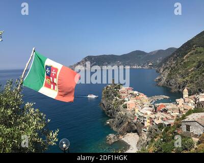 Italienische Flagge schweben im Wind über die Cinque Terre Wunderschönes Dorf Stockfoto