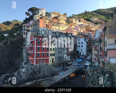 Sonnenaufgang Blick auf das Dorf Riomaggiore auf einem schroffen gebaut Küste Stockfoto